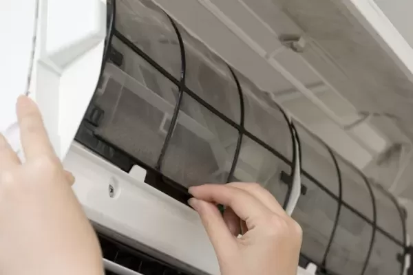 エアコンフィルターの掃除はこまめにするべき？